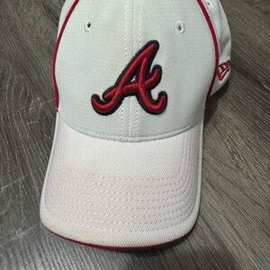 Atlanta Braves New Era White fitted Cap Stylish New Era cap.
